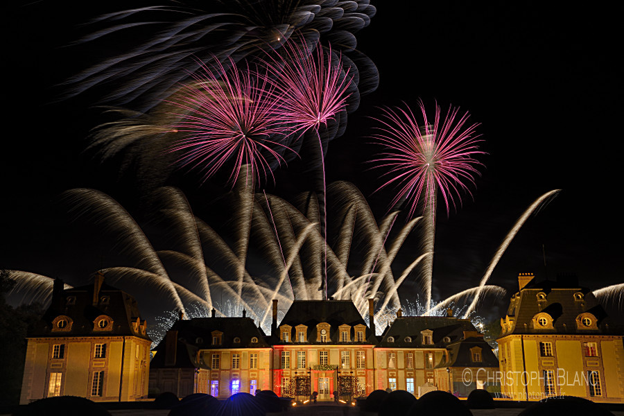 Château de breteuil et feux d'artifice rose et argent