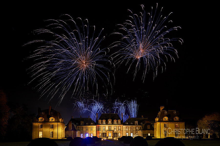 Château de Breteuil et feu d'artifice bleu