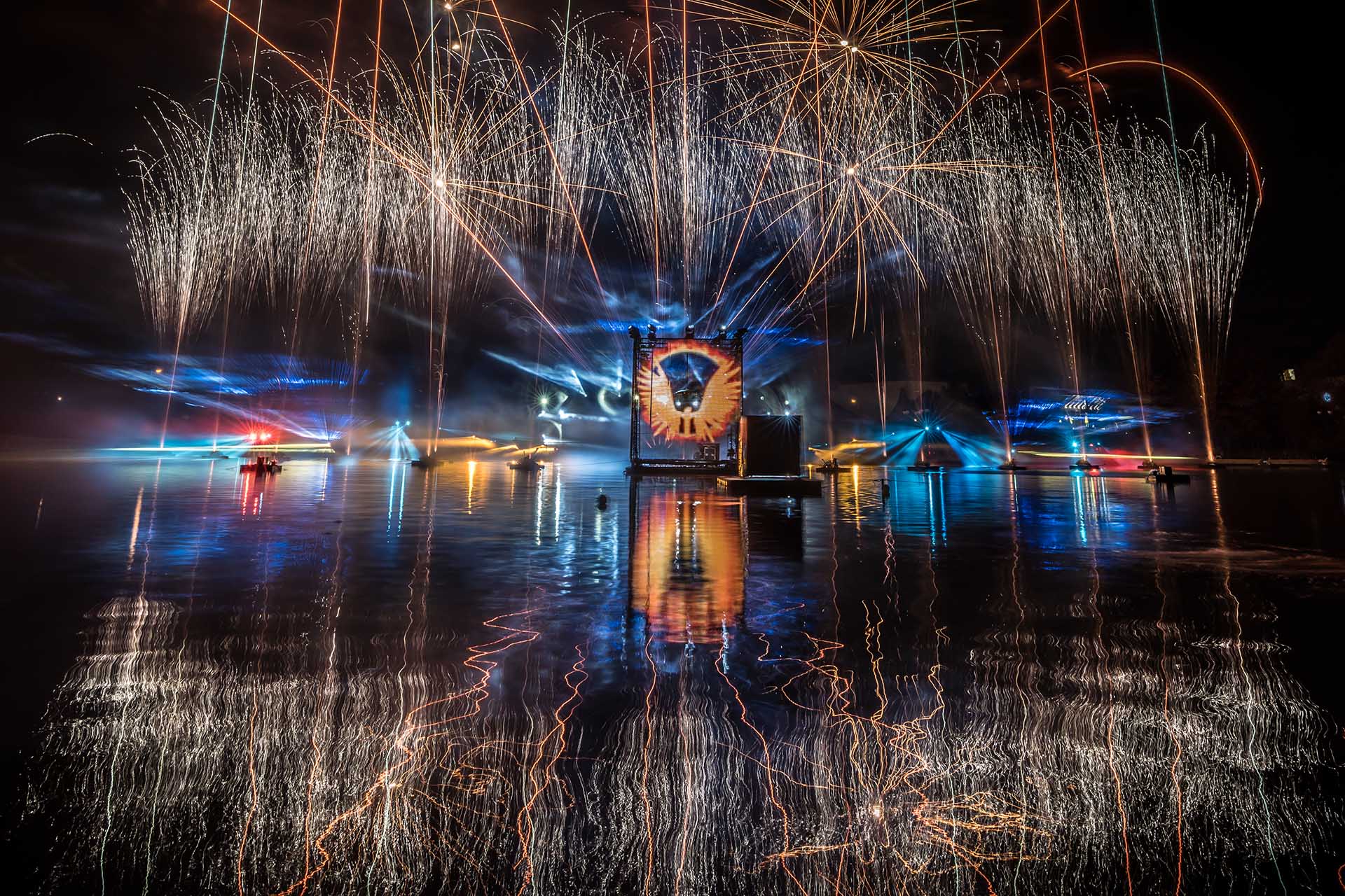 feu d'artifice sur le lac de disney village de couleur argent avec un phenix en video
