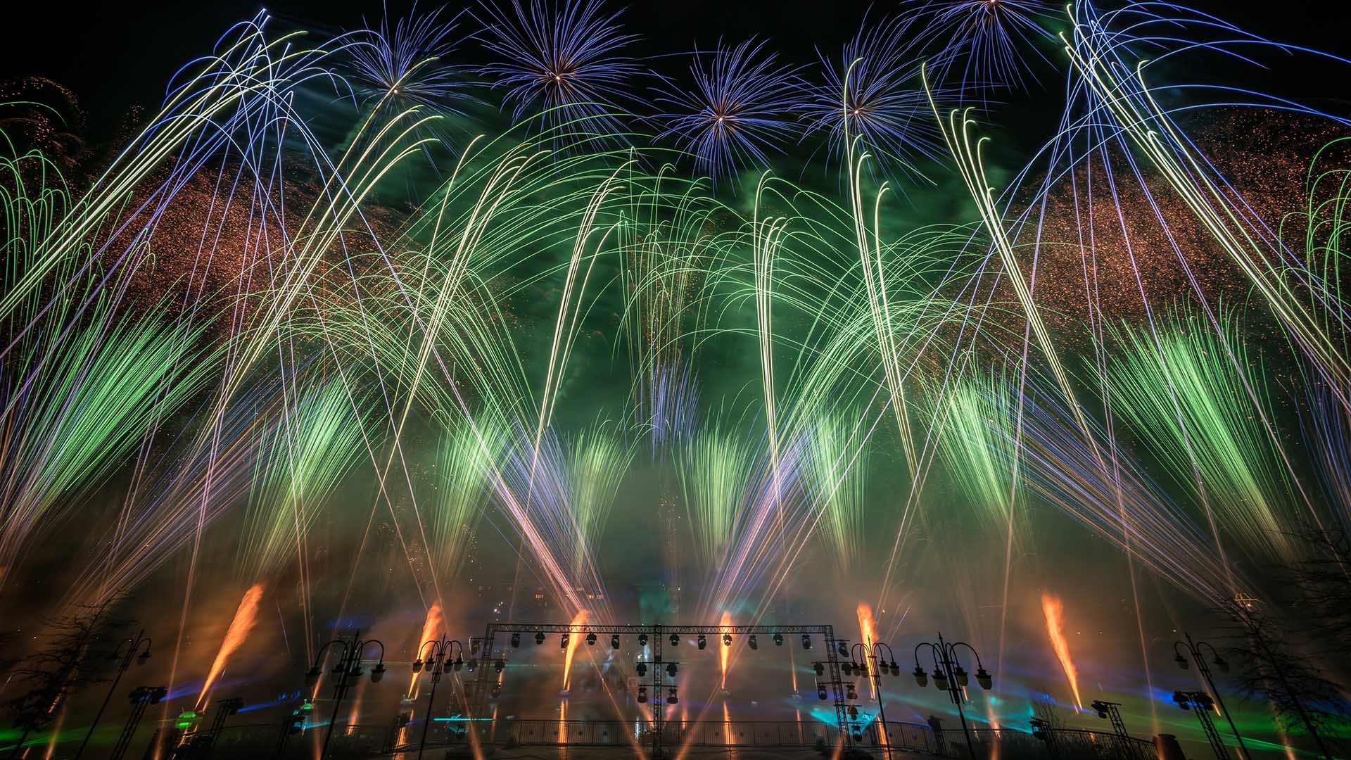 feu d'artifice sur le lac de disney village de couleur vert et bleu