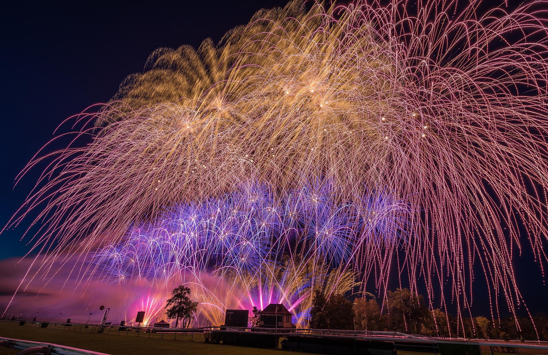 feu d'artifices bleu et violet aux masters de feu