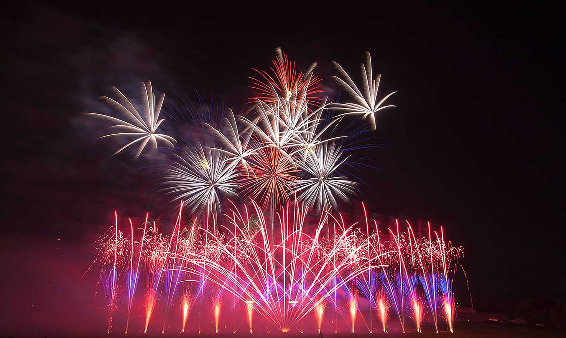 Feu d'artifice au concours pyronale de couleurs rouge et bleu