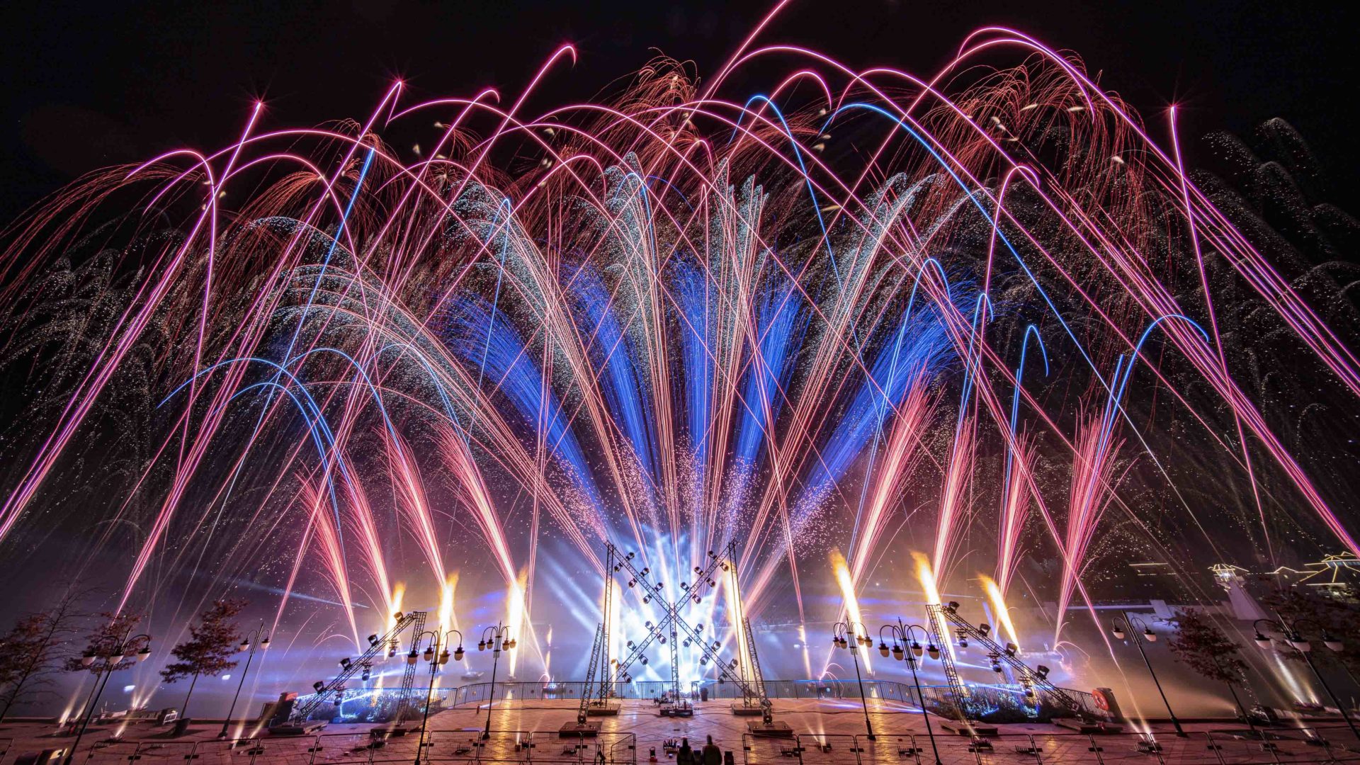 Feu de couleur rouge et bleu sur le lac de disney village