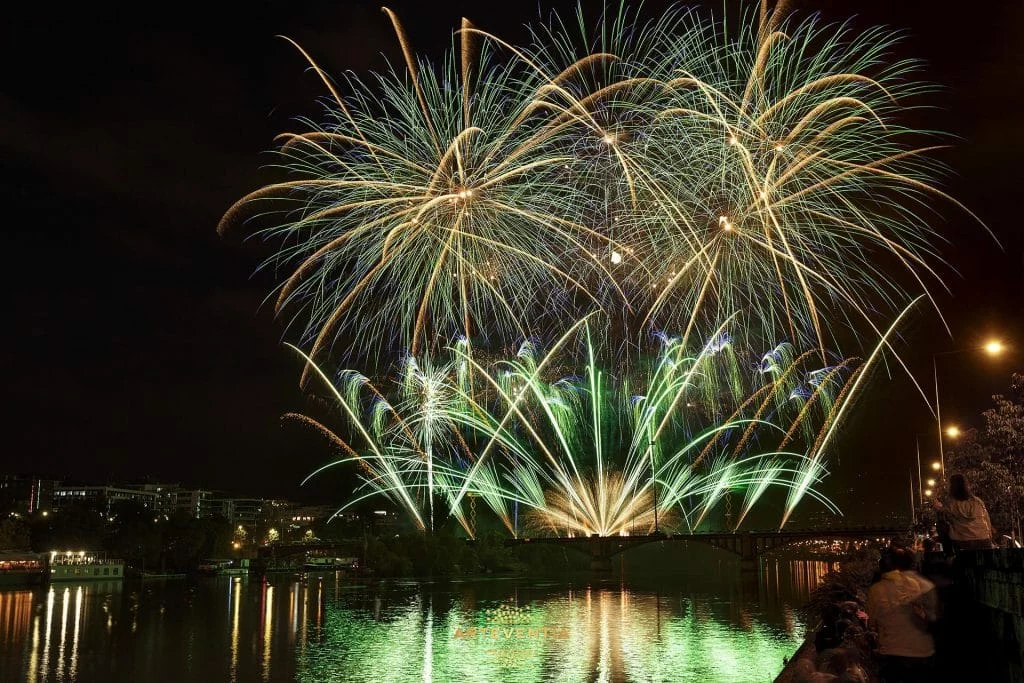 ARTEVENTIA - LEVALLOIS - JULIEN BATARD-WM08 Bouquet final au dessus de l'eau
