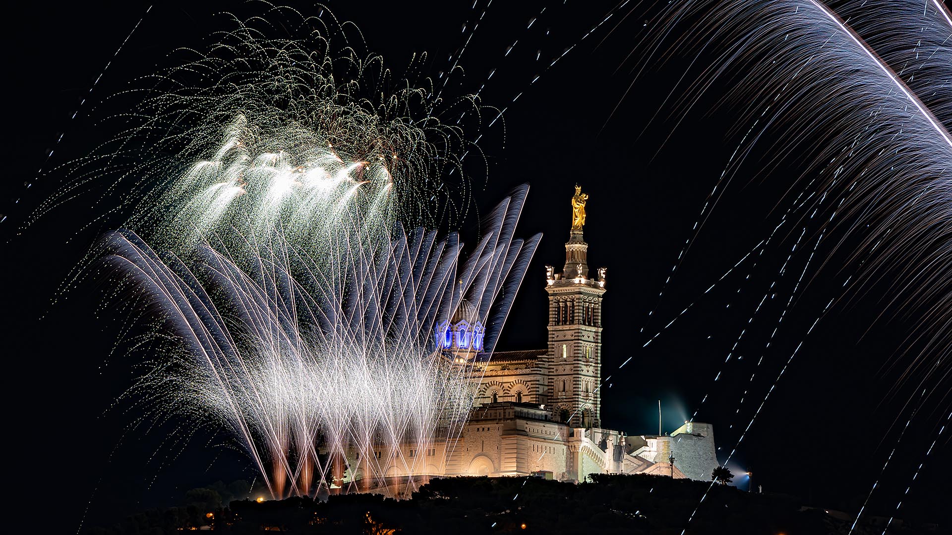 Feu d'artifice a Notre Dame de la Garde
