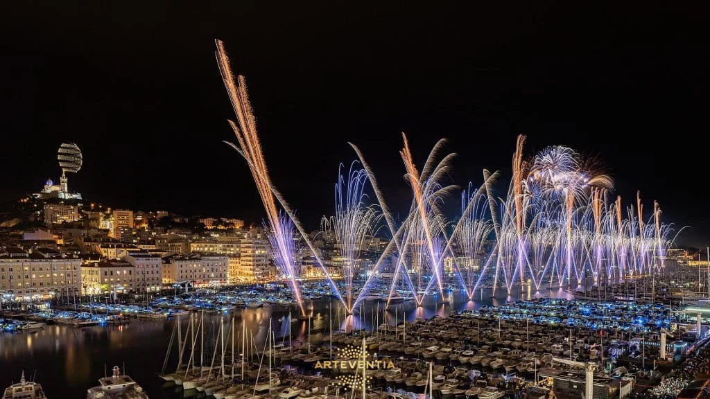 ARTEVENTIA - Le Noel Marseillais - Arthur LEPLA-WM03 Drones and fireworks above the Old Port of Marseille