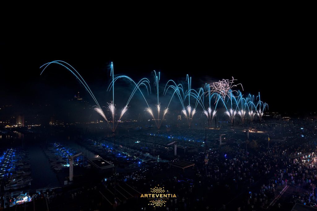 fresque pyrotechnique dans le vieux port de Marseille